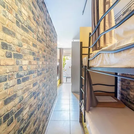 Hostel Casa Barcelo Camp Nou Barcelona *