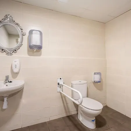 Casa Barcelo Camp Nou Barcelona Hostel *